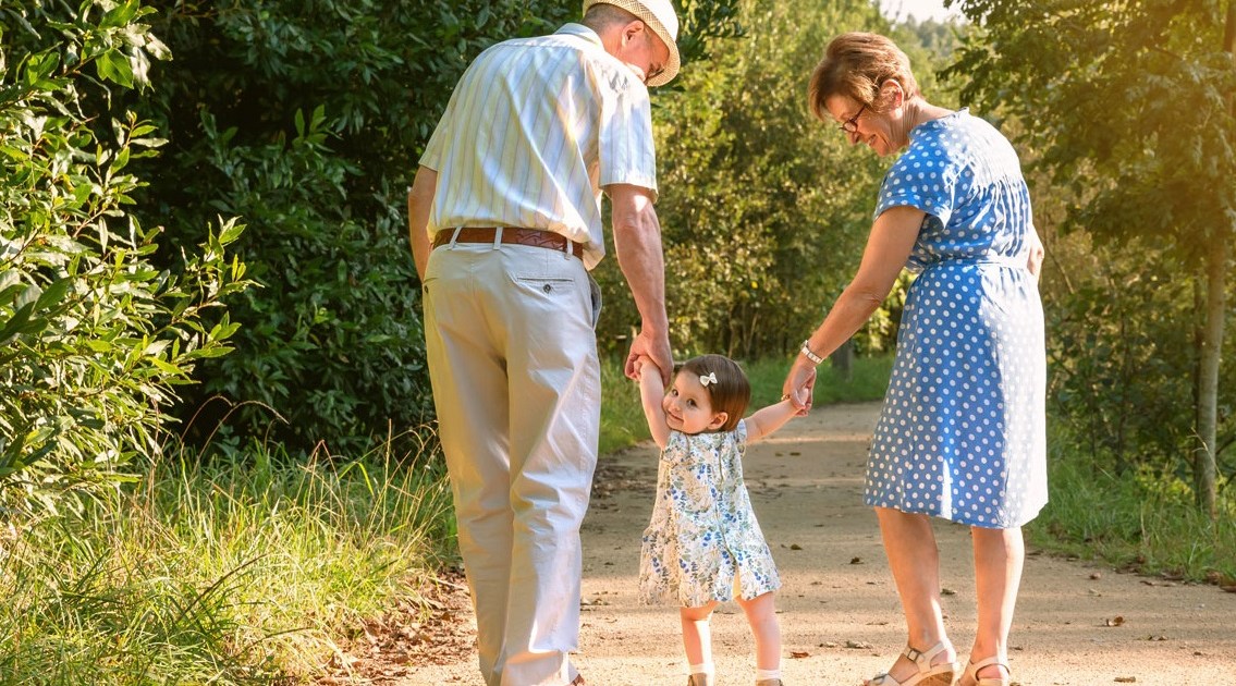 I nonni arricchiscono la vita dei bambini e aiutano la loro salute mentale