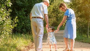 Los abuelos enriquecen la vida de los niños y ayudan a su bienestar psicológico