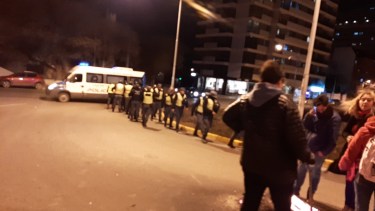 Policías llegan para custodiar la Ciudad Judicial, durante la audiencia contra el docente. (Gentileza)