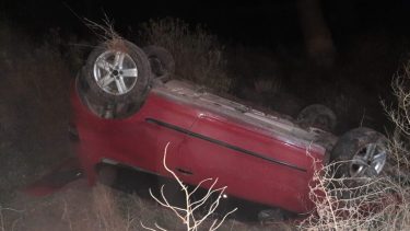 El conductor se habría quedado dormido, por lo que perdió el control del auto y volcó. Foto: Radio Municipal de Añelo