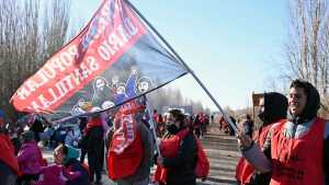 Las organizaciones sociales levantaron el corte de ruta en los puentes de Río Negro y Neuquén