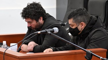 El imputado junto al abogado Rubén Antiguala (Florencia Salto)