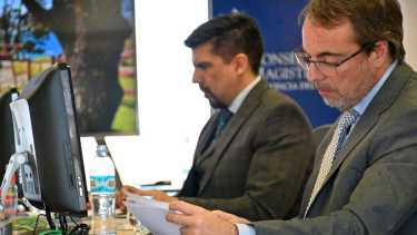 Raúl Aufranc, en primer plano, durante el examen escrito. (Archivo/Florencia Salto)