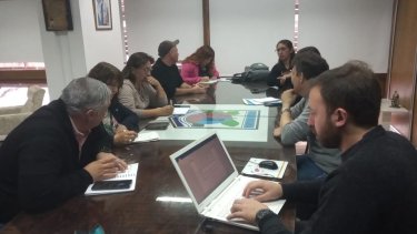 Representantes de los gremios y del municipio de Regina comenzaron a analizar el pase planta de contratados.