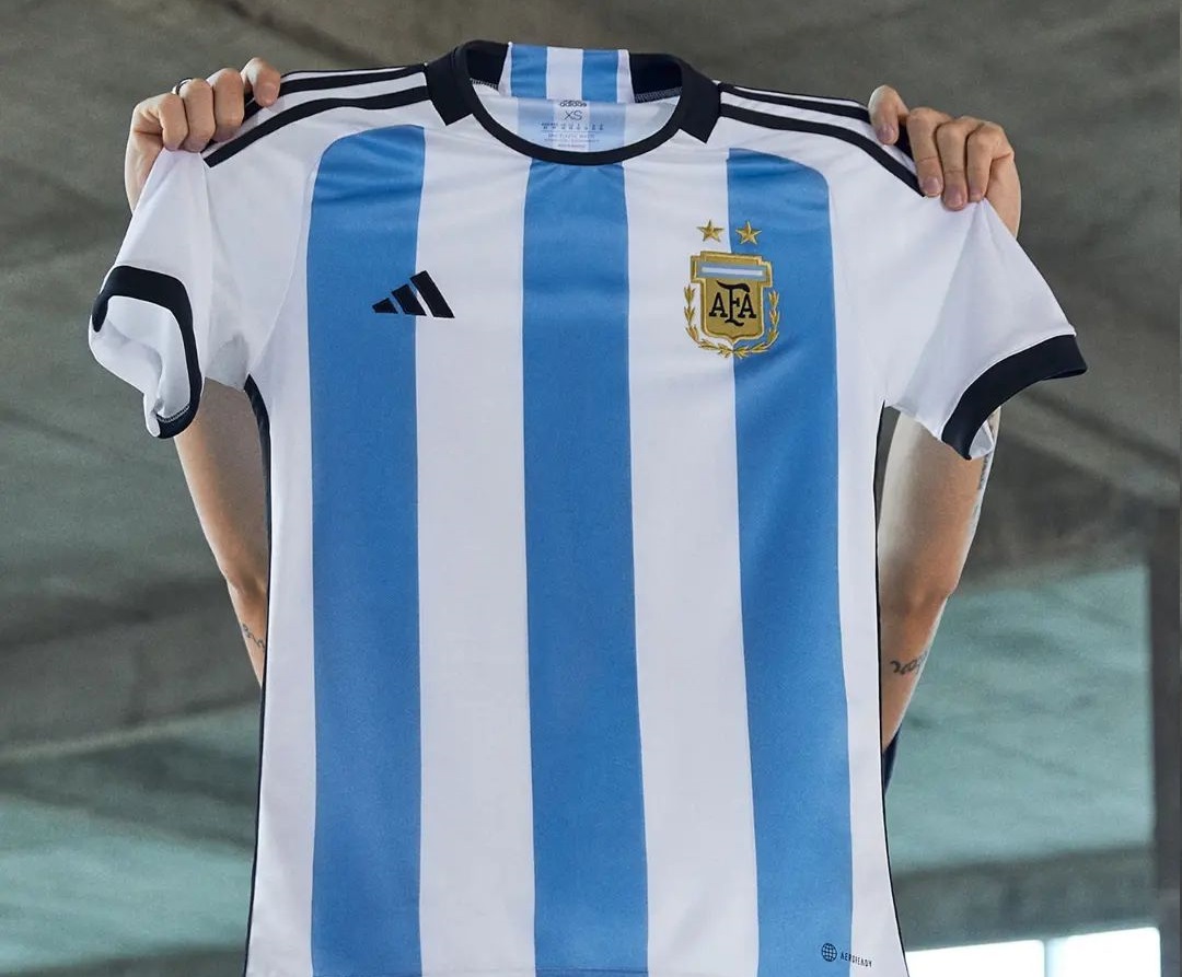 Lionel Messi presentó la camiseta suplente de Argentina para el Mundial