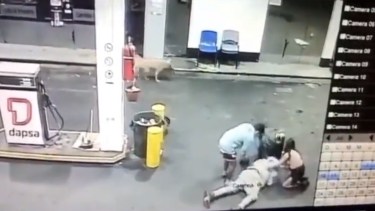 El momento posterior al violento ataque contra la víctima fatal. 