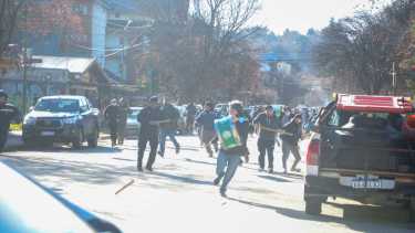 Dos sectores antagónicos de ATE protagonizaron violentos incidentes en el centro de San Martín de los Andes (Patricio Rodríguez)