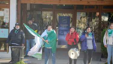 Desde Neuquén se movilizaron militantes de ATE a San Martín de los Andes, el viernes. Foto: Patricio Rodríguez.