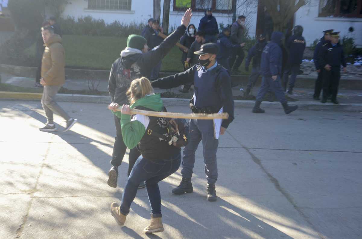 Los violentos enfrentamientos frente al municipio de San Martín de los Andes ocurrieron el viernes. Foto: Patricio Rodríguez.