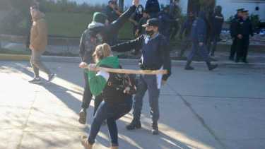 Los violentos enfrentamientos frente al municipio de San Martín de los Andes ocurrieron el viernes. Foto: Patricio Rodríguez.