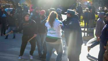 Los disparos contra los reporteros y la municipal se dieron en medio de un violento choque entre sectores de ATE. (Foto Patricio Rodríguez).-
