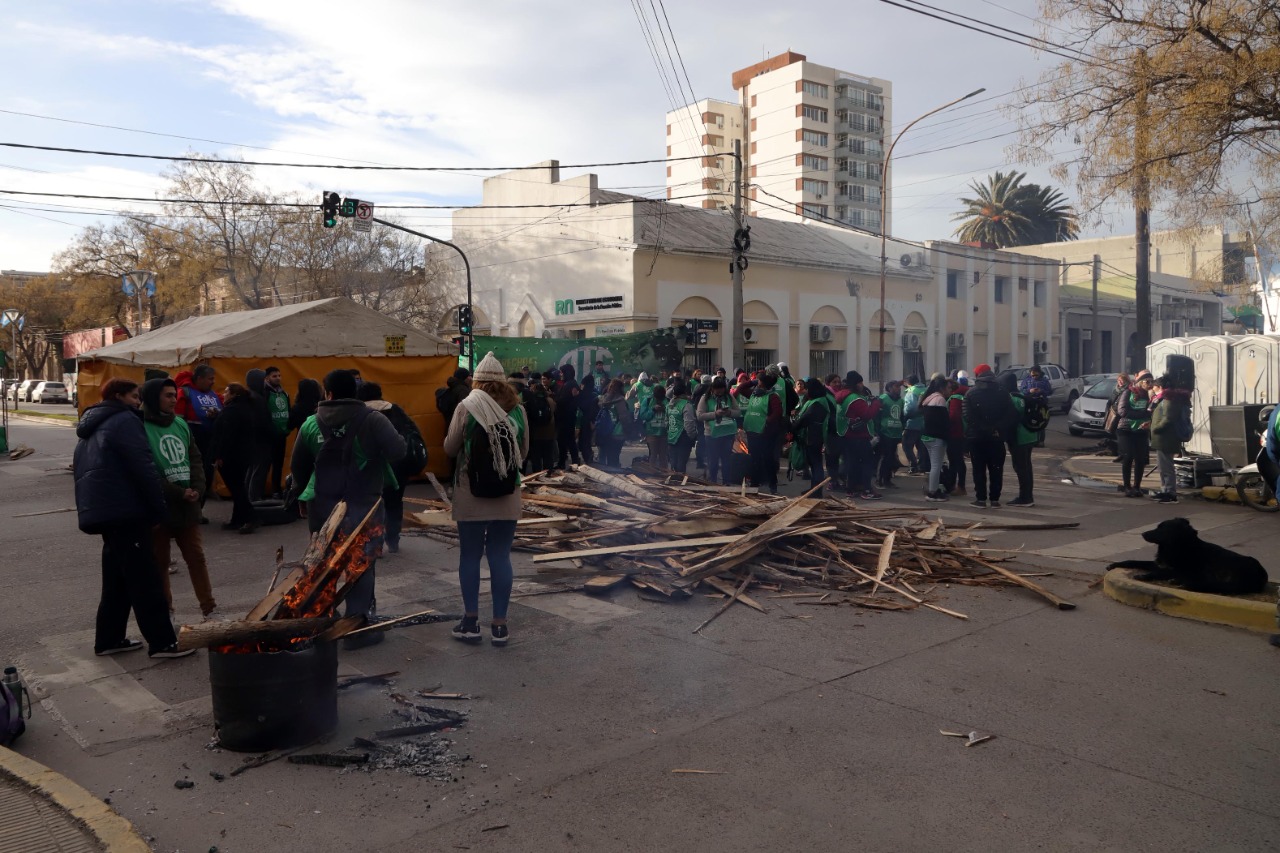 Los estatales concentraron frente a la sede de la Secretaría de la Función Pública. Foto: Marcelo Ochoa.