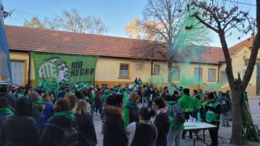 Trabajadores nucleados en ATE se manifestaron en el Consejo Escolar y en la sede del Ministerio de Gobierno en Roca. Foto Gentileza.