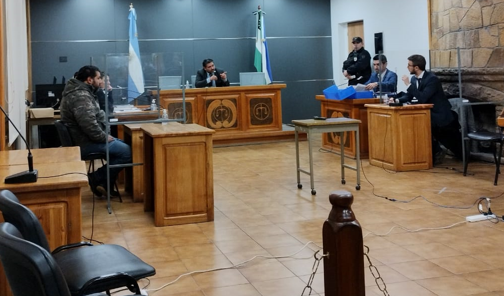 El imputado Norberto Marcelo Gutiérrez (a la izquierda) fue acusado en la audiencia que se hizo el 23 de junio pasado en Bariloche. (Foto gentileza)