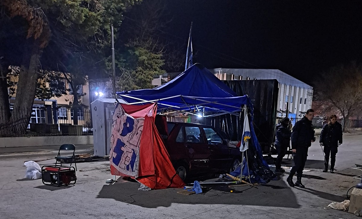 El auto embistió una de las carpas que se encuentran en el acampe frente al Ministerio de Seguridad y Justicia. Foto Gentileza.
