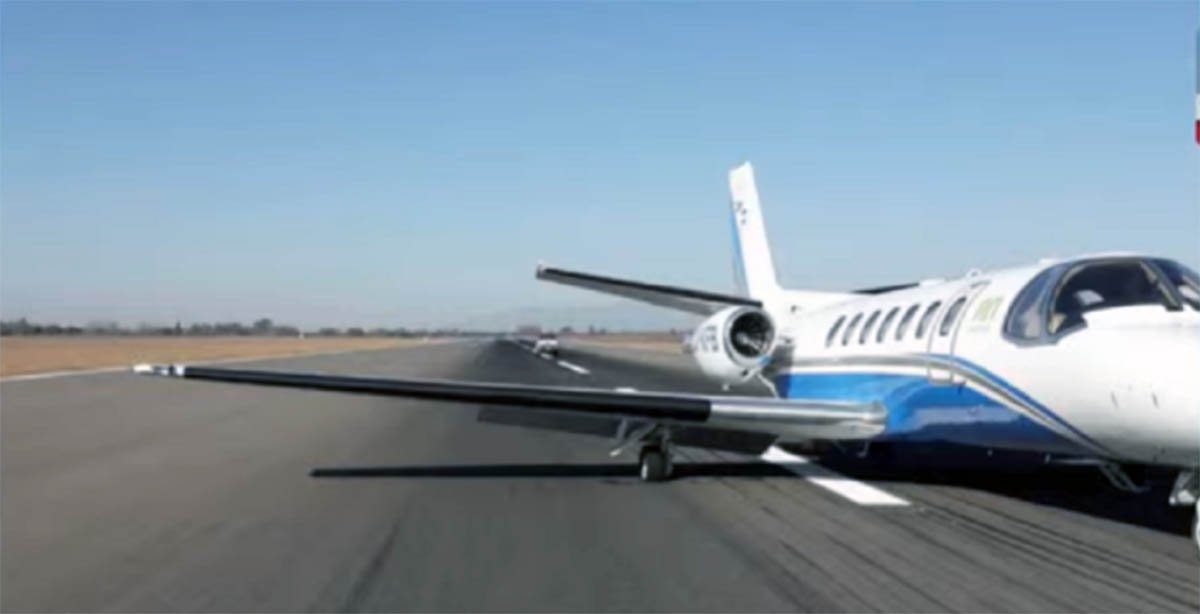 El Cessna Citation V Ultra quedó inmóvil ayer en la pista del aeropuerto internacional de Salta.  La llegada al país fue con su matrícula nueva.