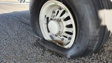 Así quedaron las ruedas del avión sanitario de Río Negro. Foto: gentileza.-