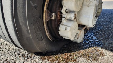 Así quedaron las ruedas del avión sanitario de Río Negro. Foto: gentileza.-