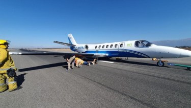 El avión del gobierno de Río Negro no podía ser retirado de la pista en Salta y demoró otros vuelos. Foto: gentileza. 