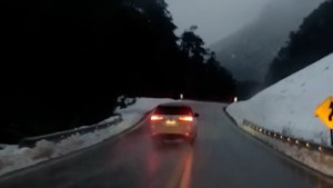 Video: sobrepasos en zonas prohibidas con nieve e hielo en la ruta 40 rumbo a San Martín de los Andes