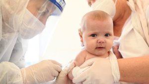 Las tres razones por las cuales los bebés tienen que recibir vacunas COVID-19