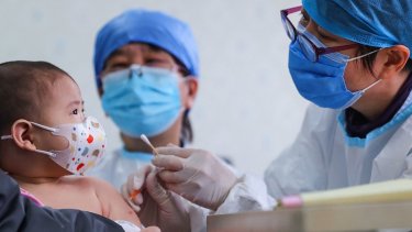 Al recibir la inmunización, se previene que los bebés, los niños y los adolescentes padezcan el síndrome inflamatorio multisistémico como complicación de la infección por el coronavirus.