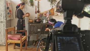 Las obras de teatro plantean las experiencias de diferentes comunidades que han sufrido el racismo en el mundo