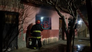 Incendio en una casa de Roca: vecinos ayudaron a rescatar a un hombre de las llamas