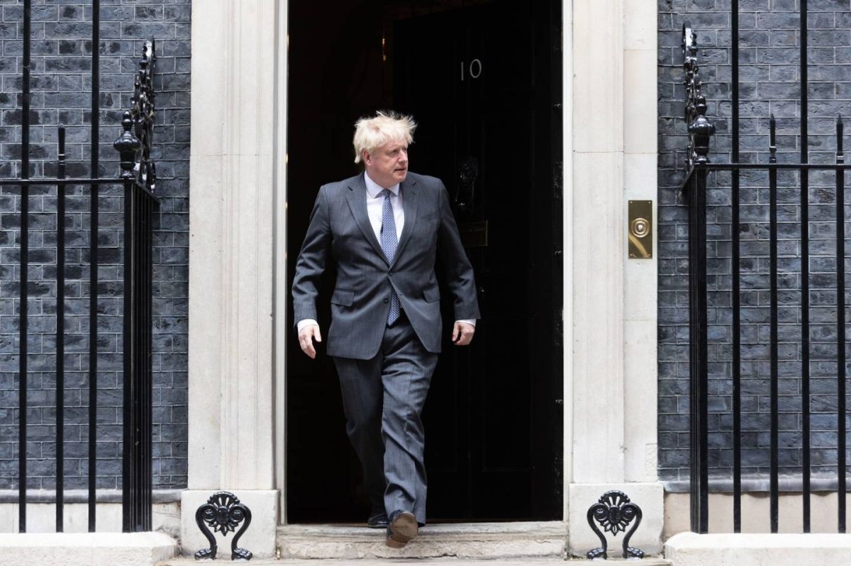 El primer ministro británico se encuentra en una posición muy delicada tras la renuncia de dos de los ministros.