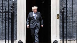 Dos ministros británicos renunciaron con fuerte críticas a Boris Johnson