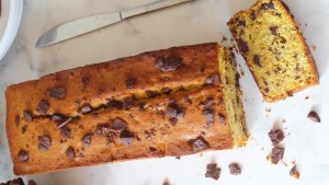 Budín de calabaza con chips de extra chocolate
