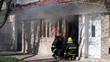 Bomberos tuvo que intervenir para controlar las llamas en una vivienda de Roca