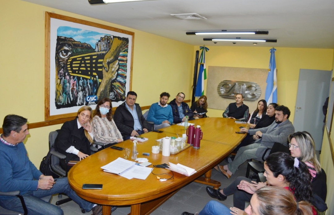 La Mesa de Seguridad Local con funcionarios provinciales, municipales y comerciantes se reunió en Roca. Foto: gentileza