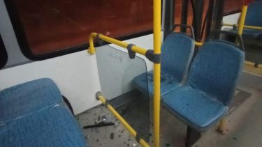 El hecho se suma a los piedrazos contra vehículos que se registraron durante el martes a la noche, en la que se recibieron tres denuncias. Foto: Centenario Digital