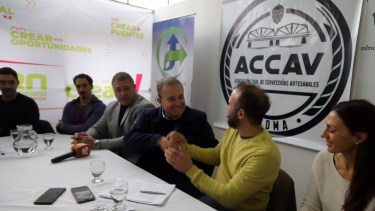 El convenio fue presentado por el intendente Pesatti y los productores locales. Foto: Marcelo Ochoa.