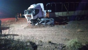 Dos muertos en un choque entre un camión y un auto en la Ruta 237