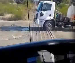 El camión de la CEB avanzó por un paso a nivel sin barreras a pesar de las bocinas del tren que finalmente lo embistió. Captura de video