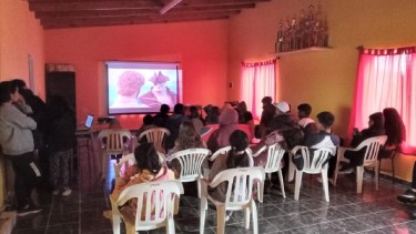 En vacaciones, cine en los barrios para los chicos de Chichinales
