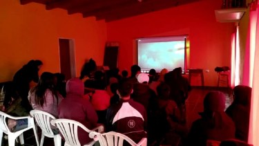 Cine y chocolatada es la propuesta para los chicos de los barrios de Chichinales en estas vacaciones. (Foto gentileza)