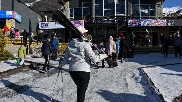Los sanitarios de la base del cerro Catedral están en complejos privados, uno de ellos junto a la telecabina Amancay, y no alcanzan ante la demanda. Foto: Chino Leiva