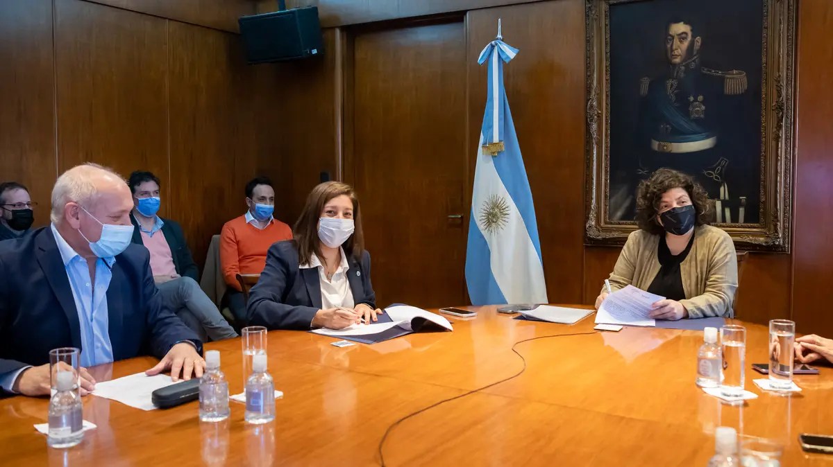  La gobernadora Carreras y la ministra Vizzotti firmaron el convenio en Buenos Aires. Foto: gentileza.