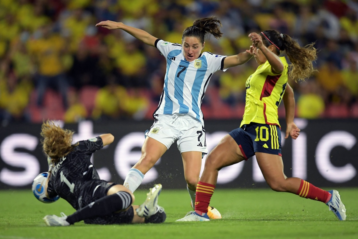 Colombia derrotó a Argentina en el primer cruce de semifinales en la Copa América Femenina. 
