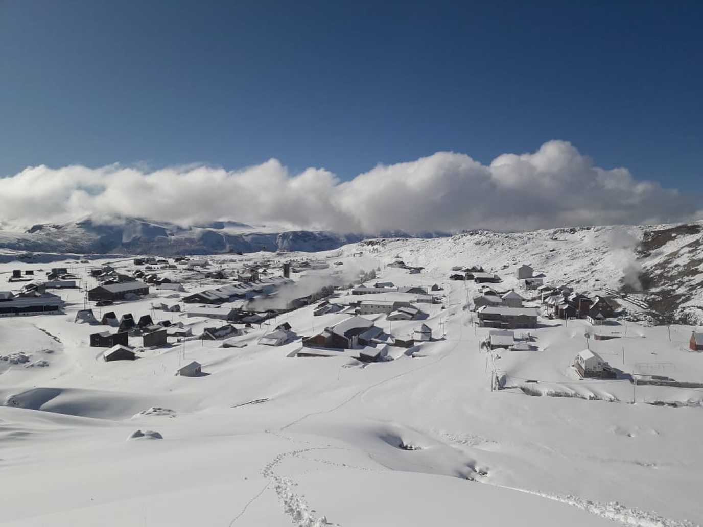 Vista de Copahue tapada por la nieve. Foto: Nico Canter

