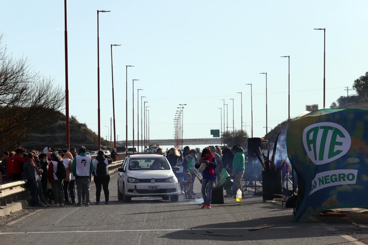 La CTA y ATE se manifestaron en el acceso al puente desde Viedma. Foto: Marcelo Ochoa.
