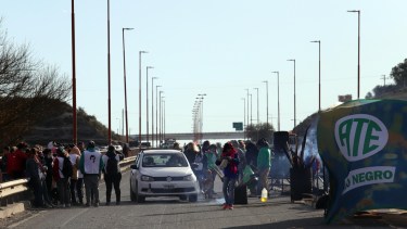 La CTA y ATE se manifestaron en el acceso al puente desde Viedma. Foto: Marcelo Ochoa.