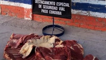 La carne era transportada en bolsas de arpillera en la parte trasera de una camioneta. (Foto gentileza)