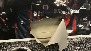 Los jugadores de Boca habrían roto parte de la cartelería que está ubicada en el vestuario visitante.