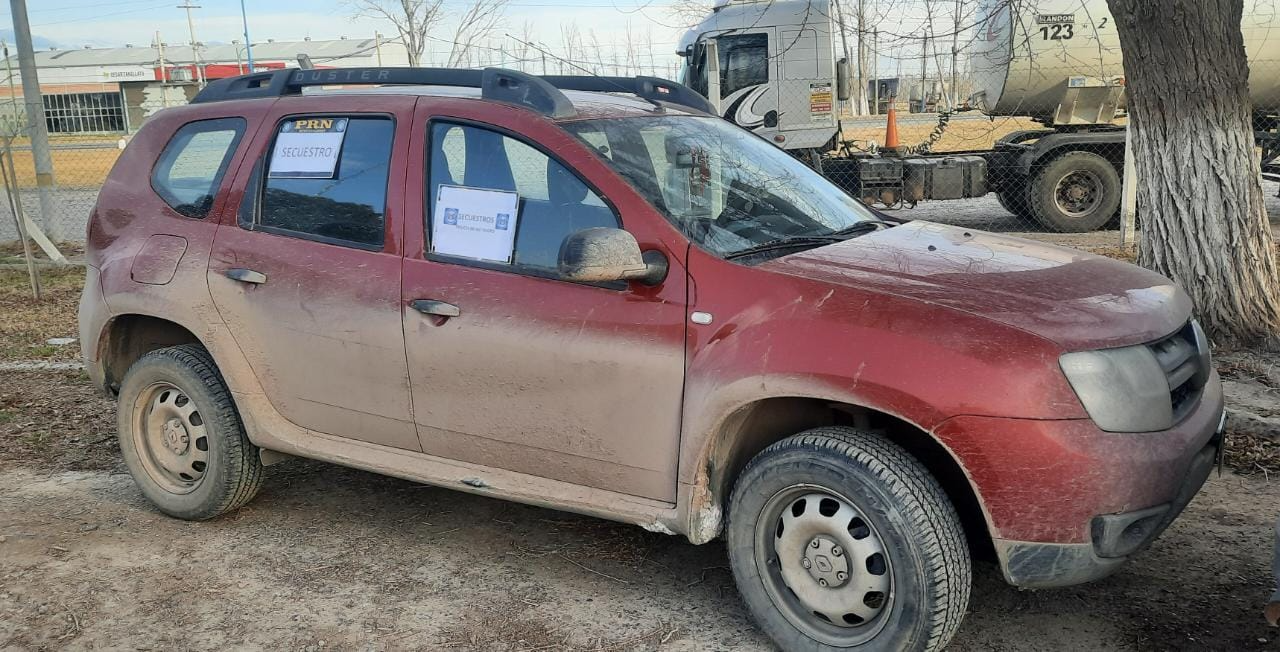 La camioneta Renault Duster fue hallada esta tarde en la zona de Stefenelli por policías nequinos y de la rionegrina. (foto: gentileza)