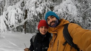 Se despertaron con medio metro de nieve en Villa Pehuenia y no pueden creer lo que pasó después…