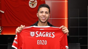Enzo Fernández firmó contrato hasta 2027 y fue presentado en Benfica. 